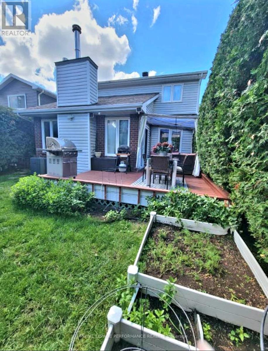 












61 HAWLEY CRESCENT

,
Ottawa,




Ontario
K2M1T4

