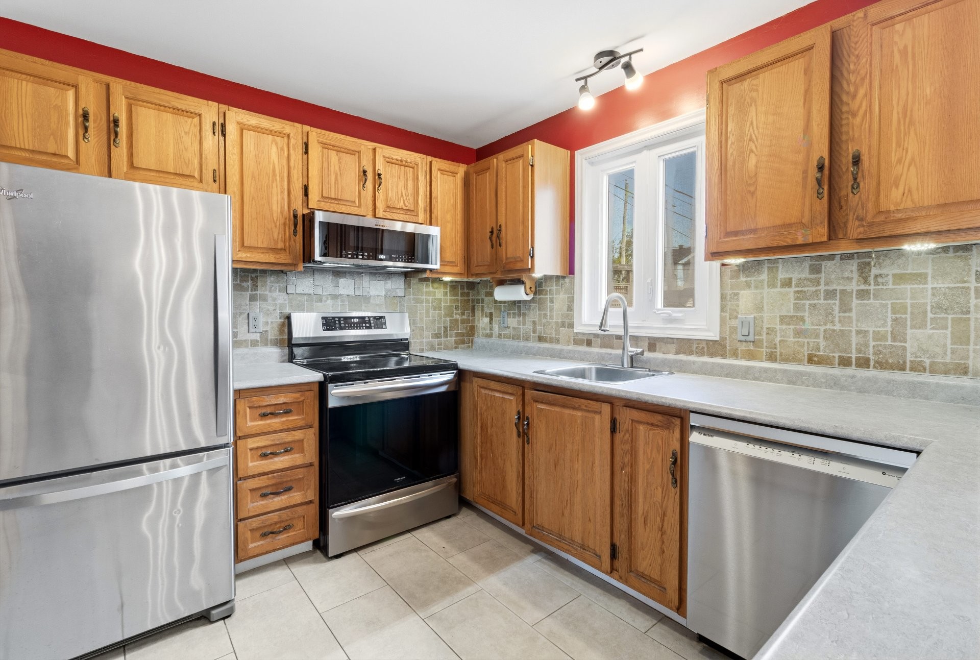 









3802


Rue Lévesque

,
Longueuil (Saint-Hubert),




QC
J3Y8G6

