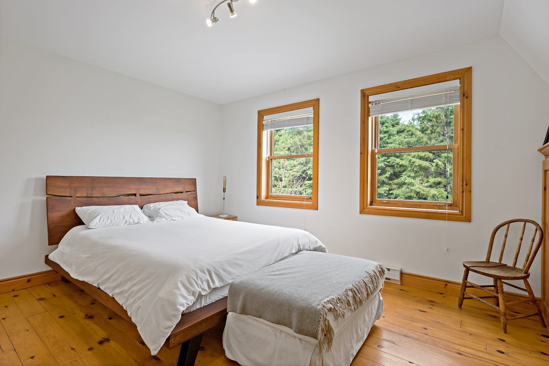 









1810


Ch. du Lac-Sauvage

,
Mont-Blanc,




QC
J0T1J2

