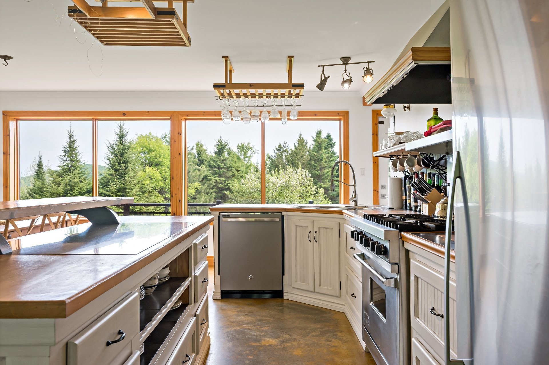 









1810


Ch. du Lac-Sauvage

,
Mont-Blanc,




QC
J0T1J2

