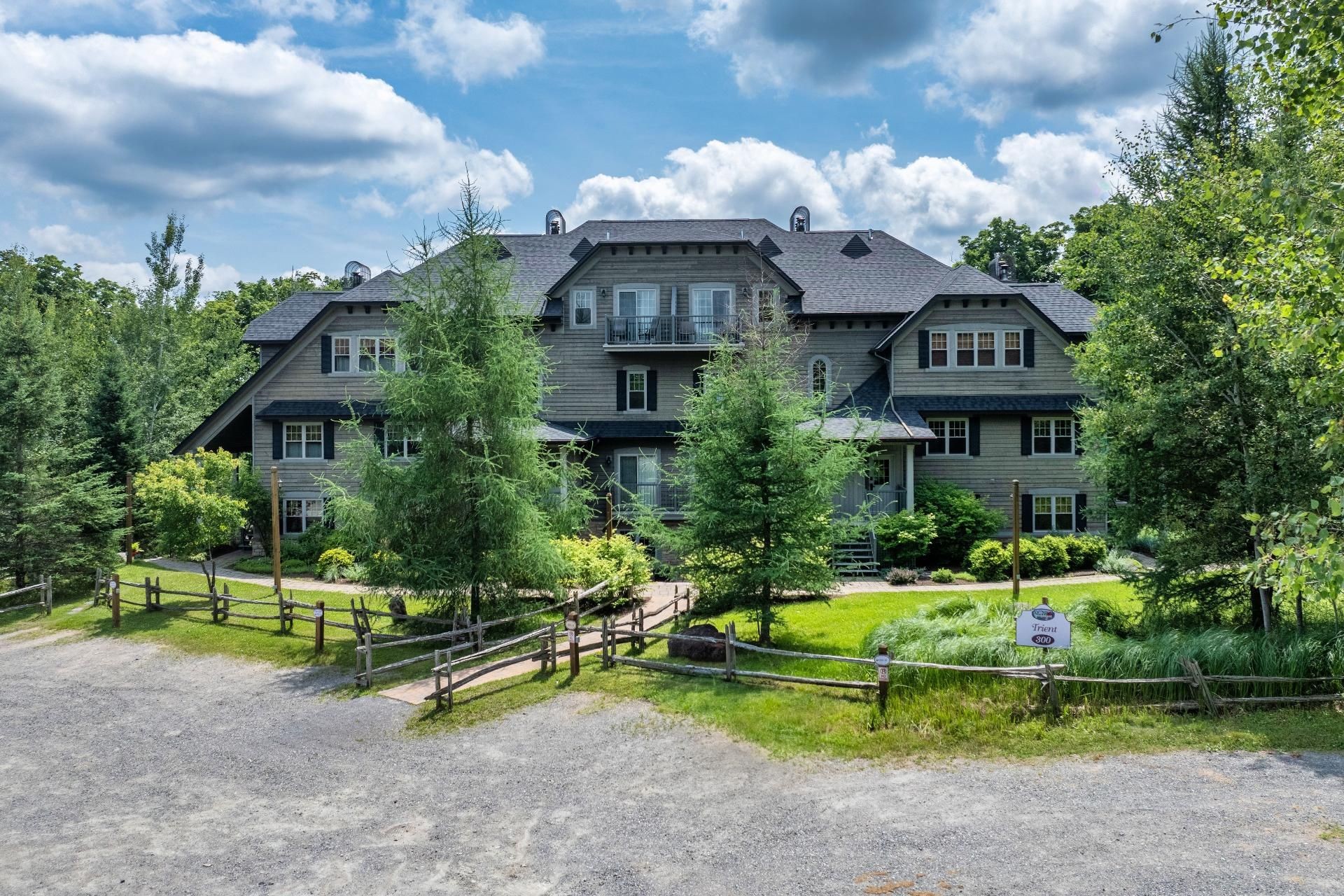 









300


Rue du Mont-Plaisant

, 10,
Mont-Tremblant,




QC
J8E1L2

