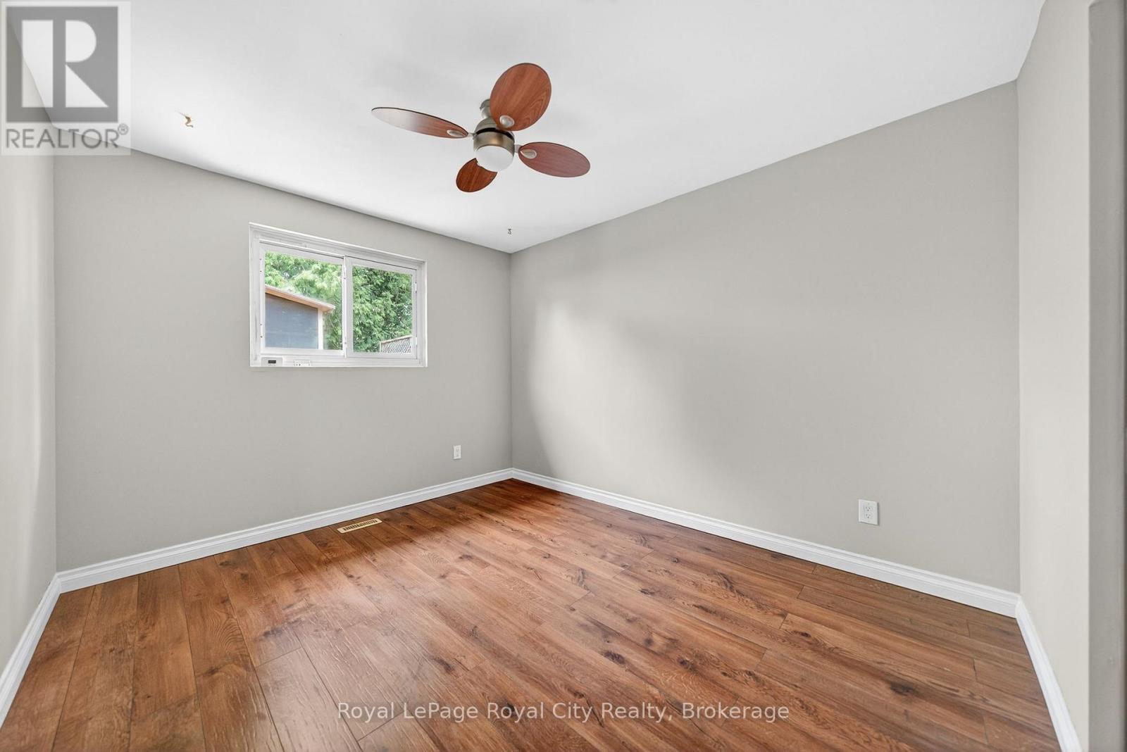 












35 EASTVIEW ROAD

,
Guelph (Grange Road),




Ontario
N1E6J7

