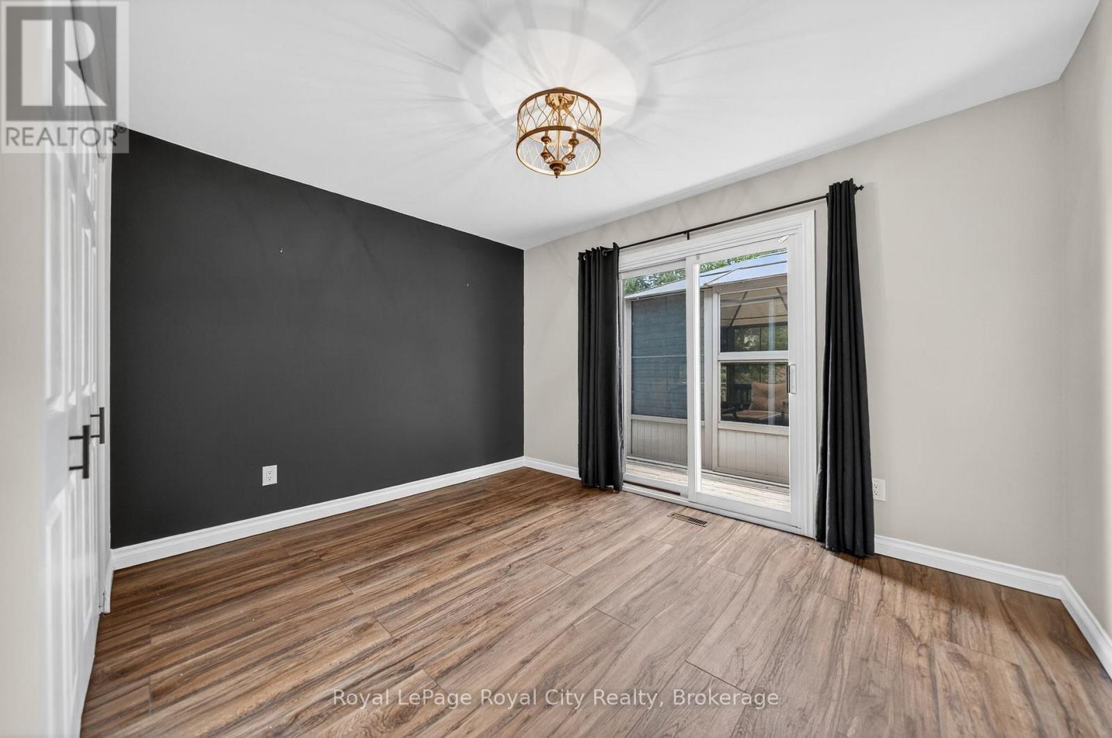












35 EASTVIEW ROAD

,
Guelph (Grange Road),




Ontario
N1E6J7


