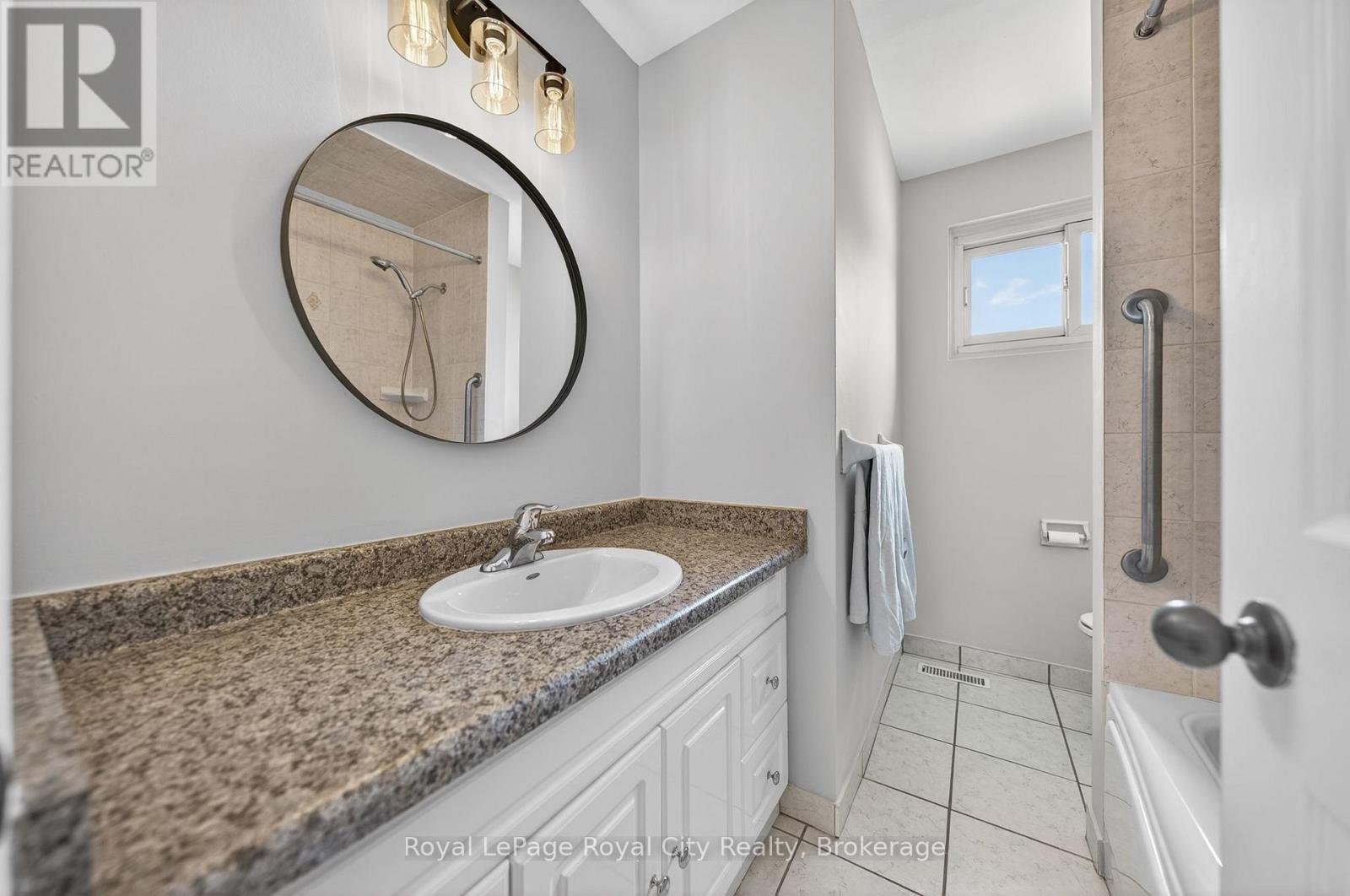 












35 EASTVIEW ROAD

,
Guelph (Grange Road),




Ontario
N1E6J7


