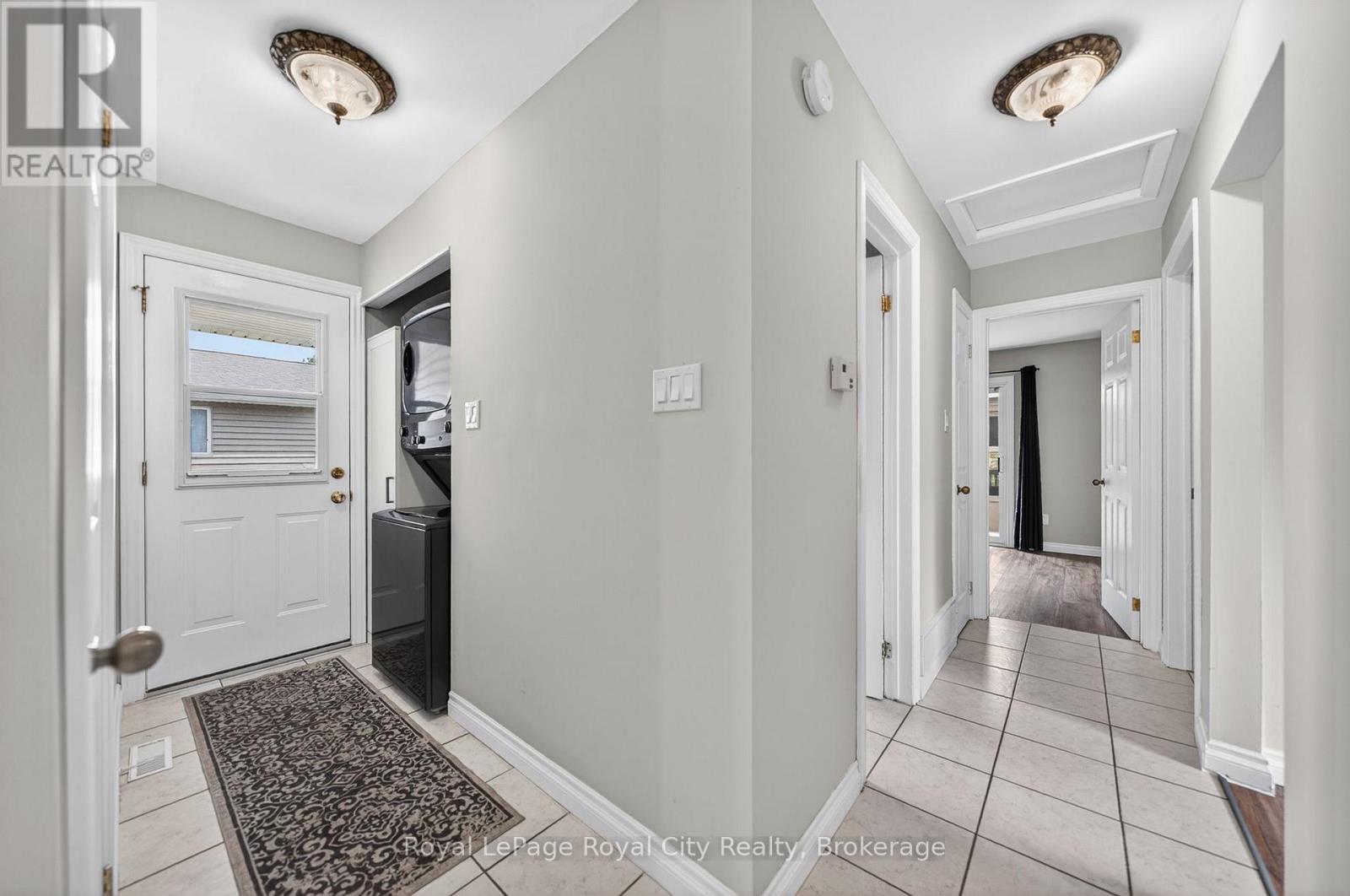 












35 EASTVIEW ROAD

,
Guelph (Grange Road),




Ontario
N1E6J7

