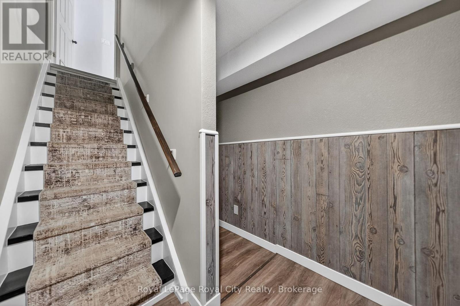 












35 EASTVIEW ROAD

,
Guelph (Grange Road),




Ontario
N1E6J7

