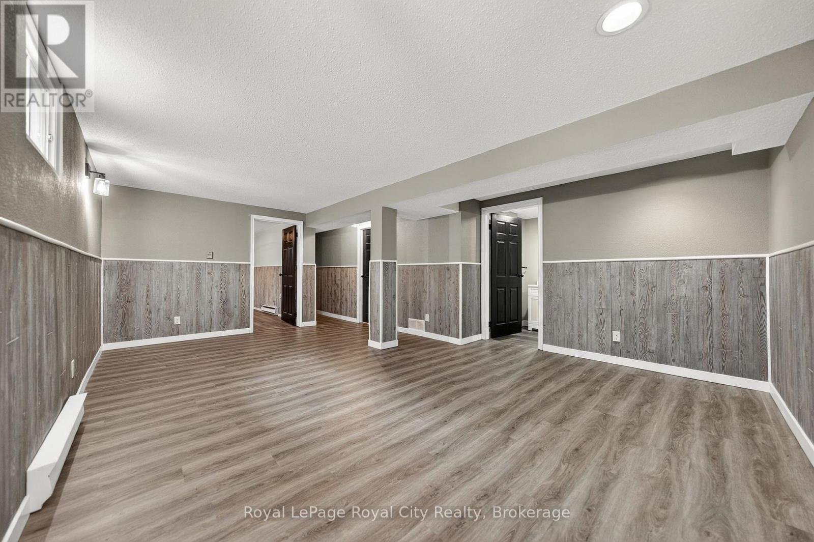 












35 EASTVIEW ROAD

,
Guelph (Grange Road),




Ontario
N1E6J7

