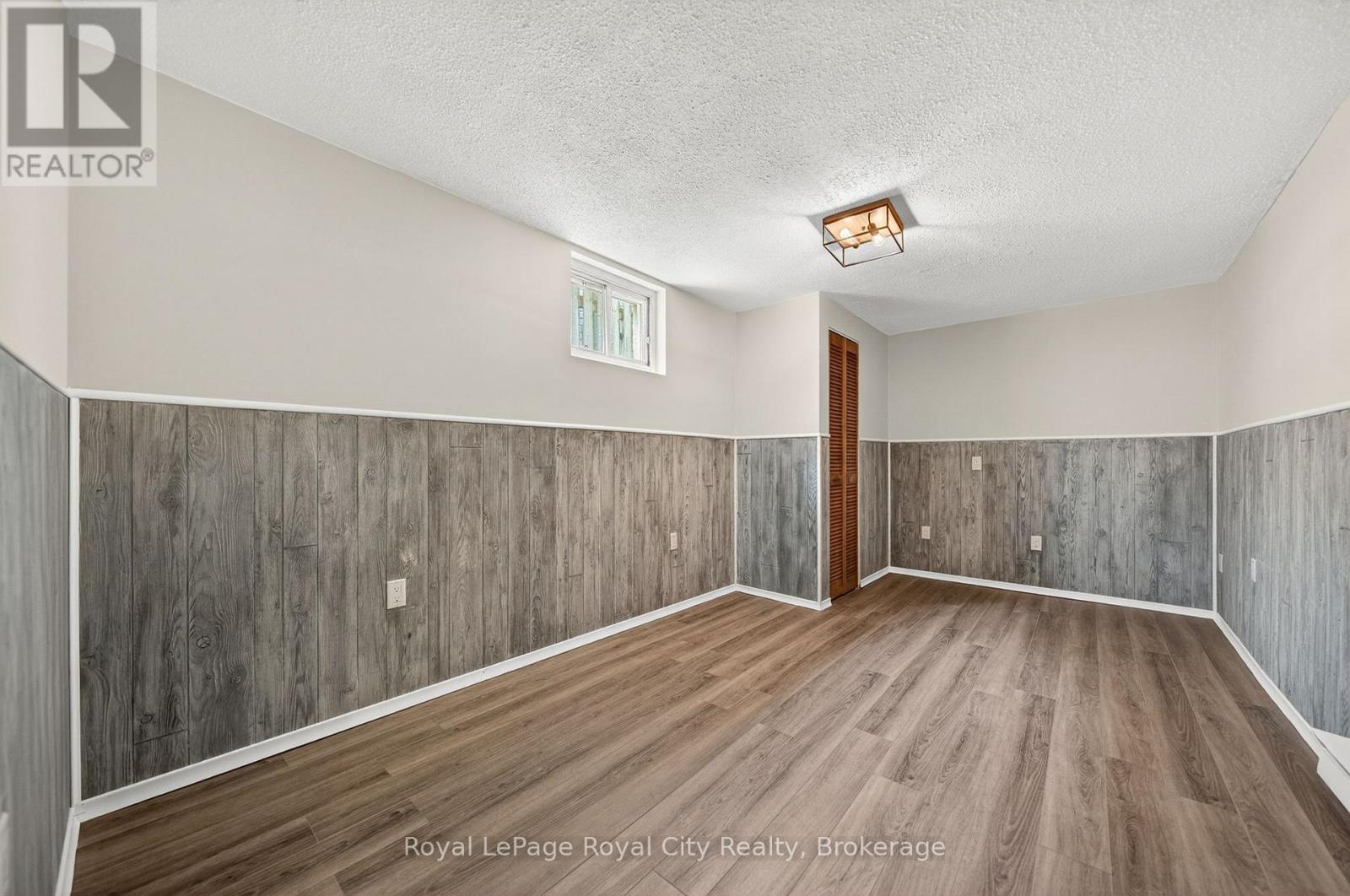 












35 EASTVIEW ROAD

,
Guelph (Grange Road),




Ontario
N1E6J7

