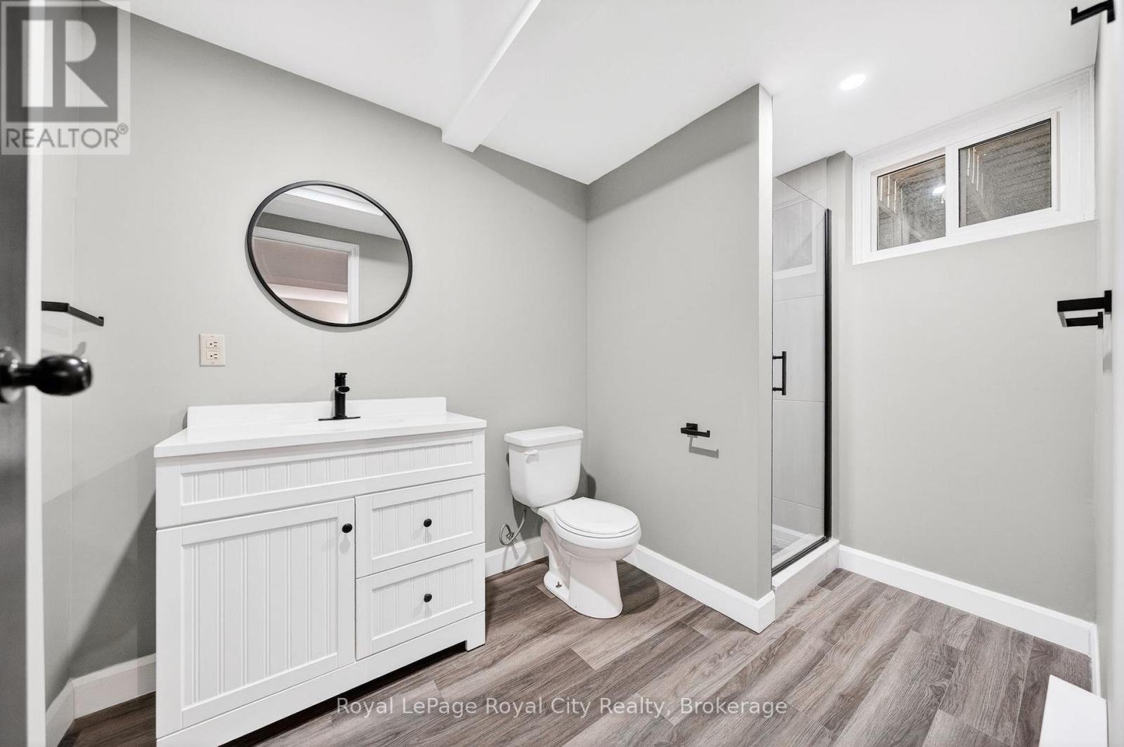 












35 EASTVIEW ROAD

,
Guelph (Grange Road),




Ontario
N1E6J7

