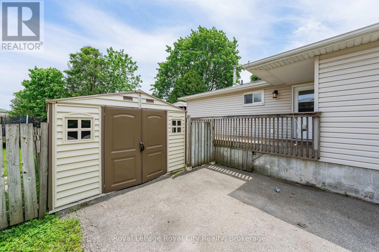 












35 EASTVIEW ROAD

,
Guelph (Grange Road),




Ontario
N1E6J7

