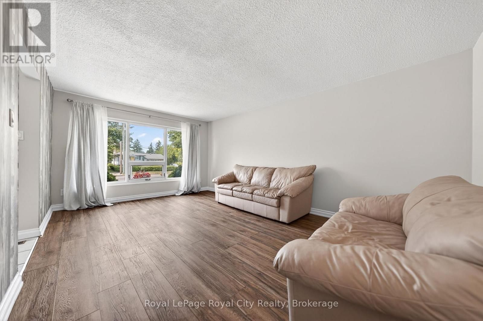 












35 EASTVIEW ROAD

,
Guelph (Grange Road),




Ontario
N1E6J7

