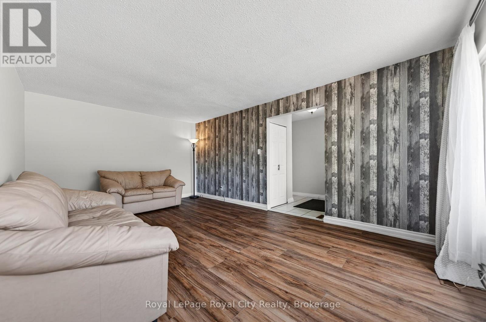 












35 EASTVIEW ROAD

,
Guelph (Grange Road),




Ontario
N1E6J7

