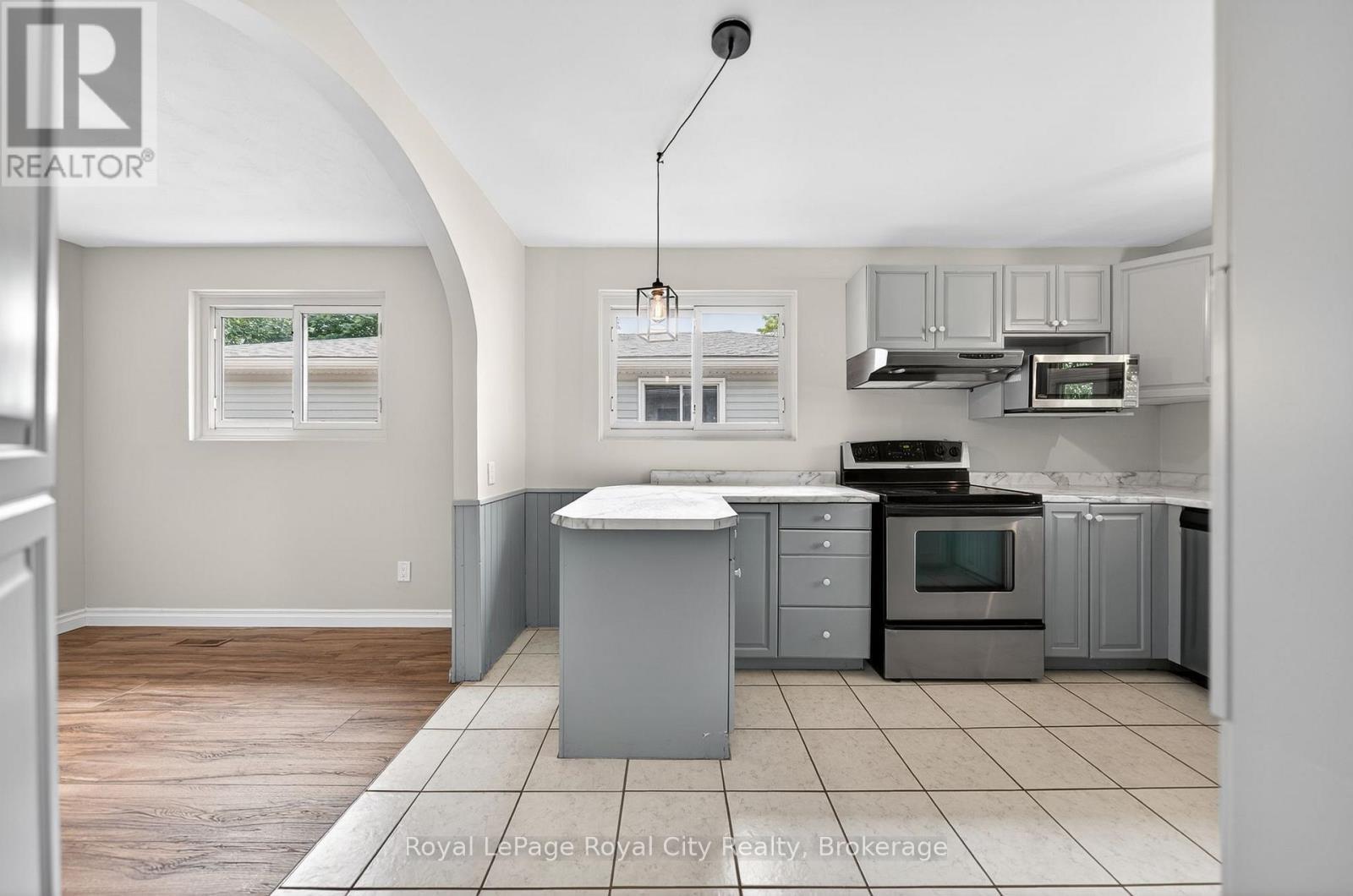 












35 EASTVIEW ROAD

,
Guelph (Grange Road),




Ontario
N1E6J7

