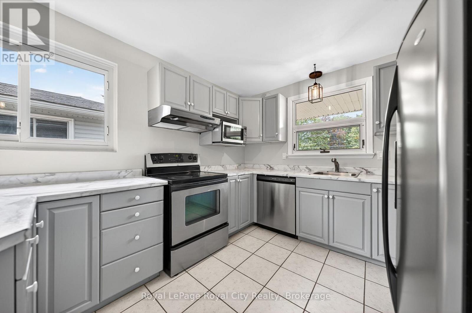 












35 EASTVIEW ROAD

,
Guelph (Grange Road),




Ontario
N1E6J7

