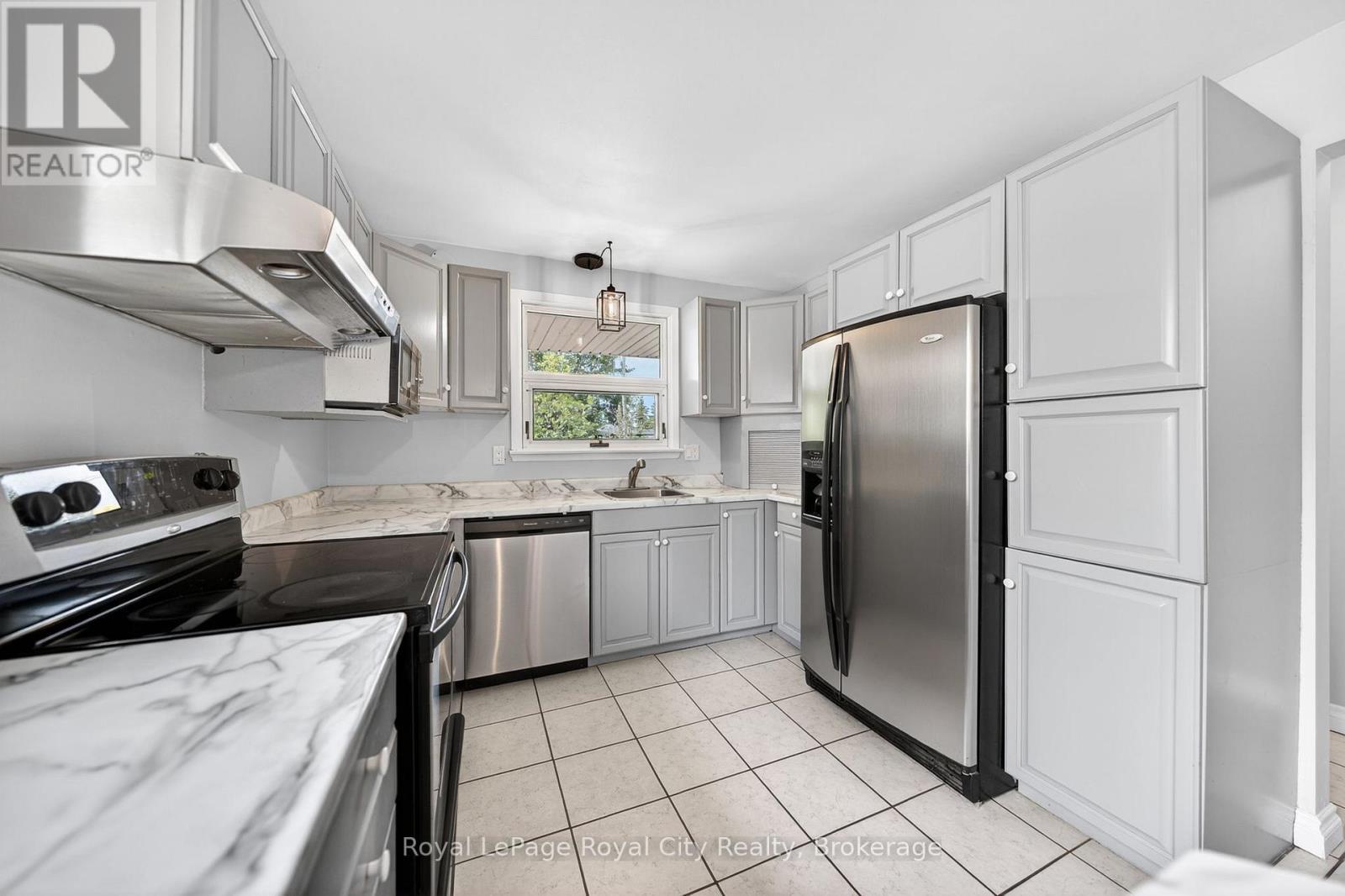 












35 EASTVIEW ROAD

,
Guelph (Grange Road),




Ontario
N1E6J7

