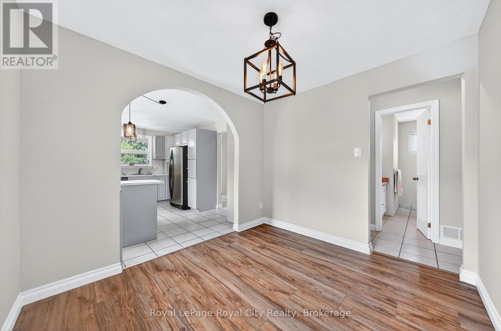 












35 EASTVIEW ROAD

,
Guelph (Grange Road),




Ontario
N1E6J7

