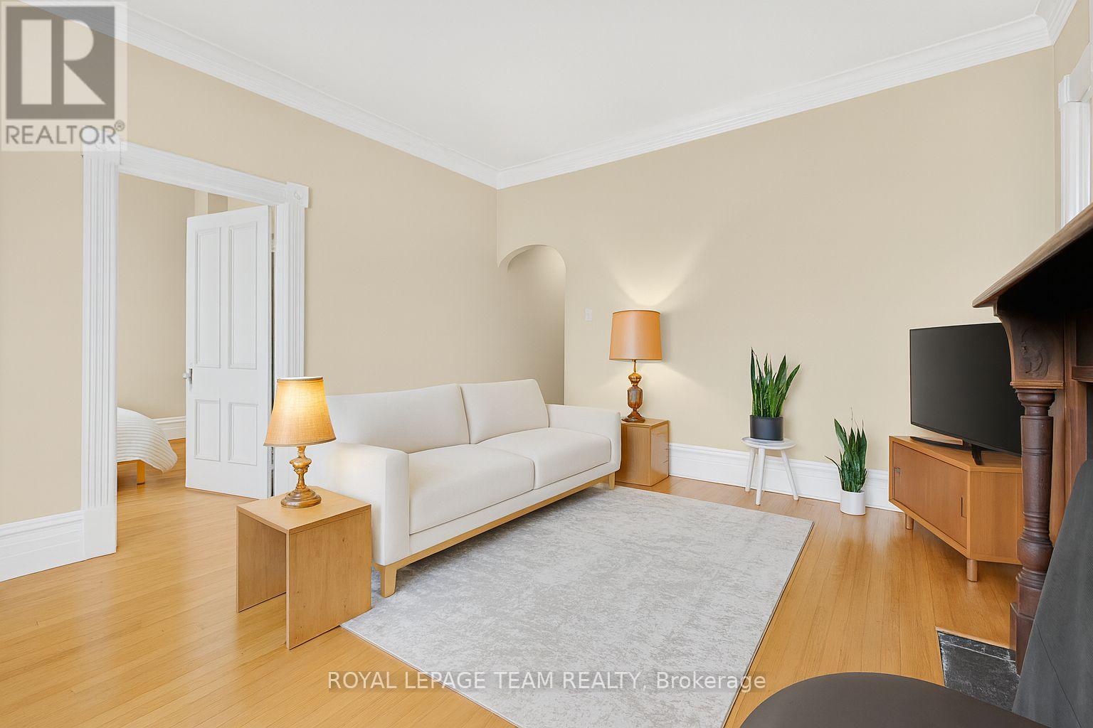 












260 SOMERSET STREET W

,
Ottawa,




Ontario
K2P0J6

