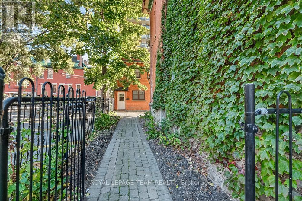 












260 SOMERSET STREET W

,
Ottawa,




Ontario
K2P0J6

