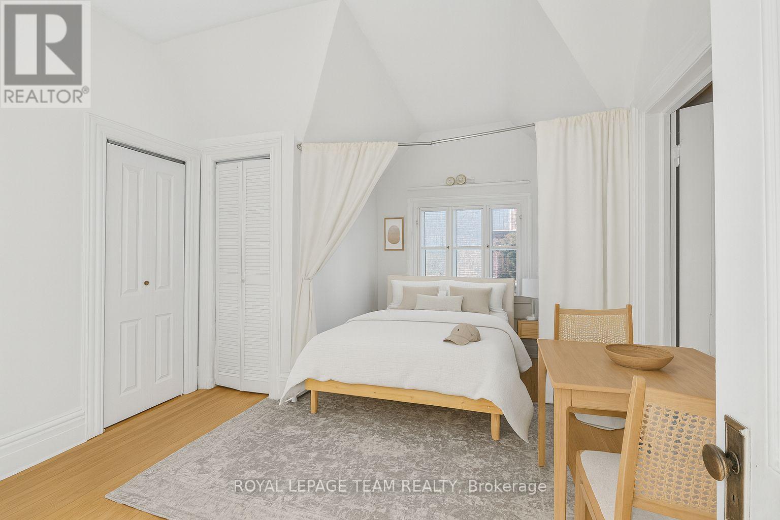 












260 SOMERSET STREET W

,
Ottawa,




Ontario
K2P0J6

