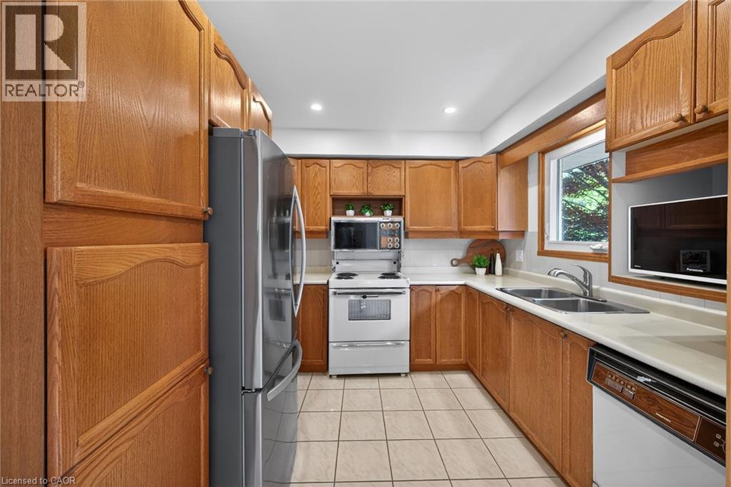 












40 BERMUDA Court

,
Hamilton,




Ontario
L9C2J8

