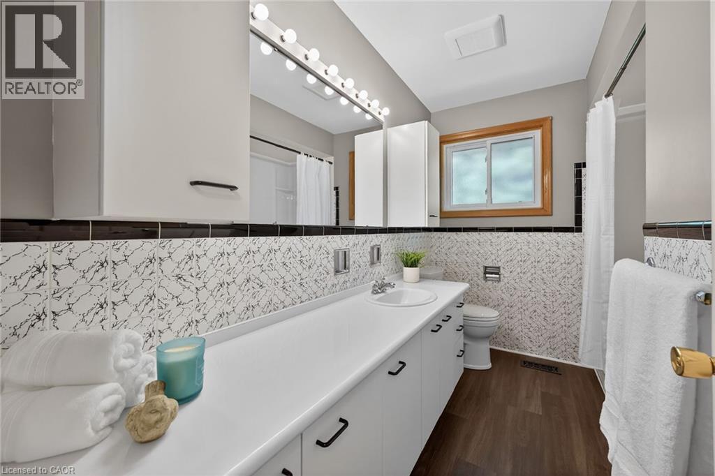 












40 BERMUDA Court

,
Hamilton,




Ontario
L9C2J8

