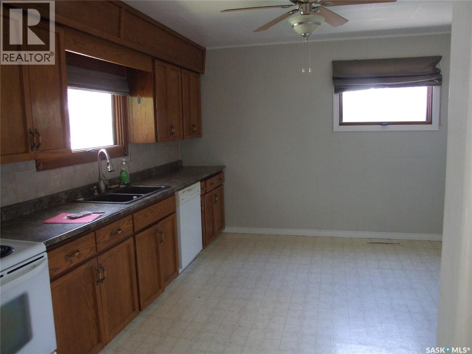 












325 3rd AVENUE E

,
Leader,




Saskatchewan
S0N1H0

