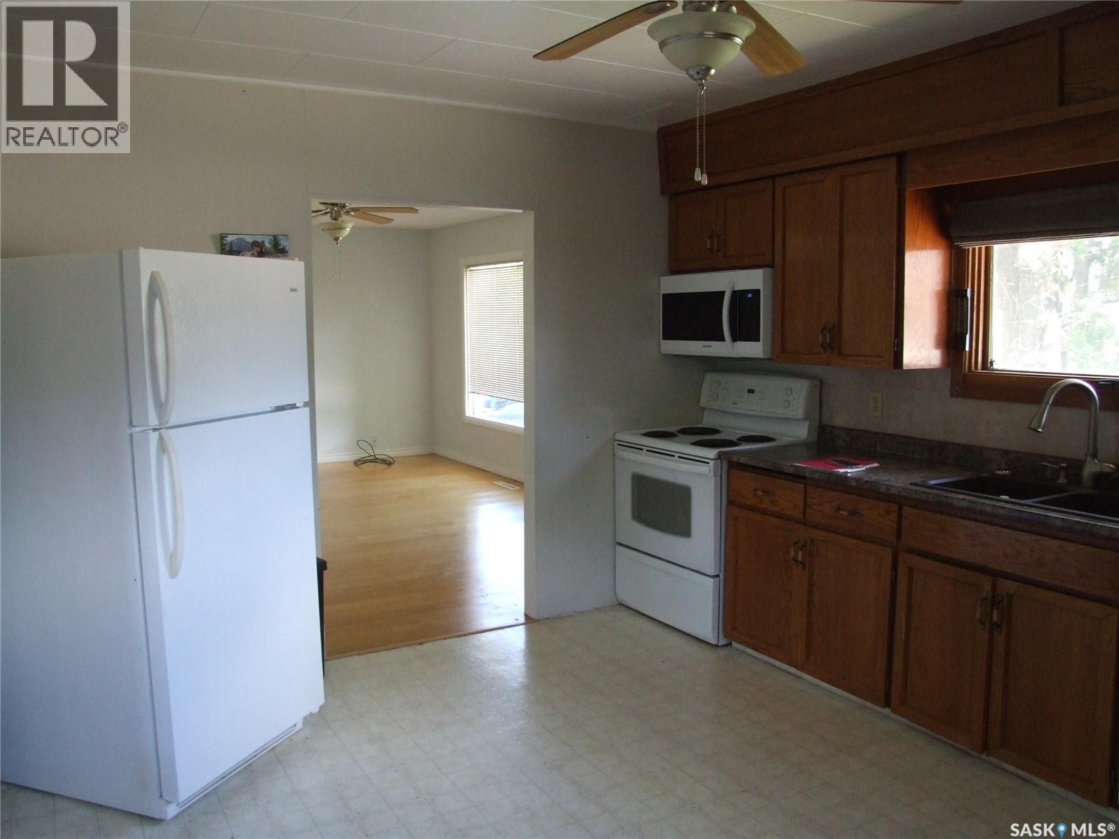 












325 3rd AVENUE E

,
Leader,




Saskatchewan
S0N1H0

