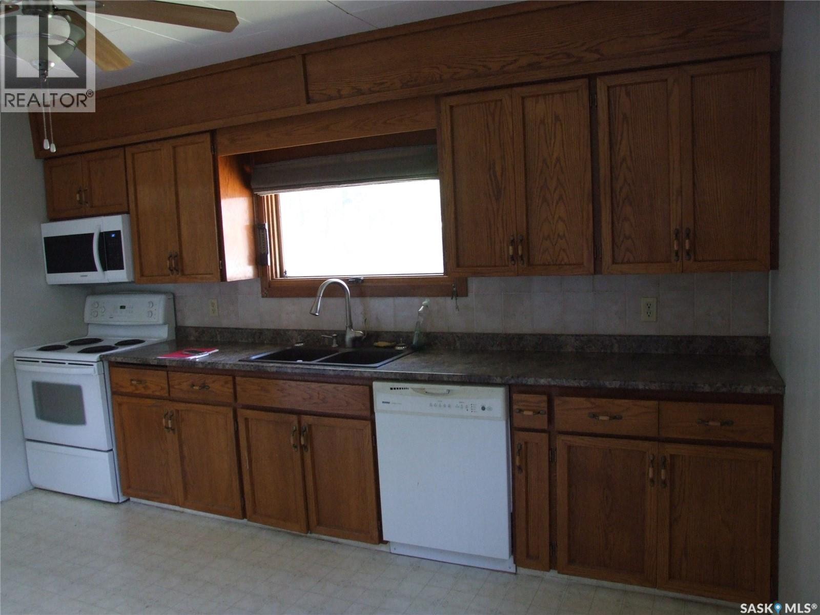 












325 3rd AVENUE E

,
Leader,




Saskatchewan
S0N1H0

