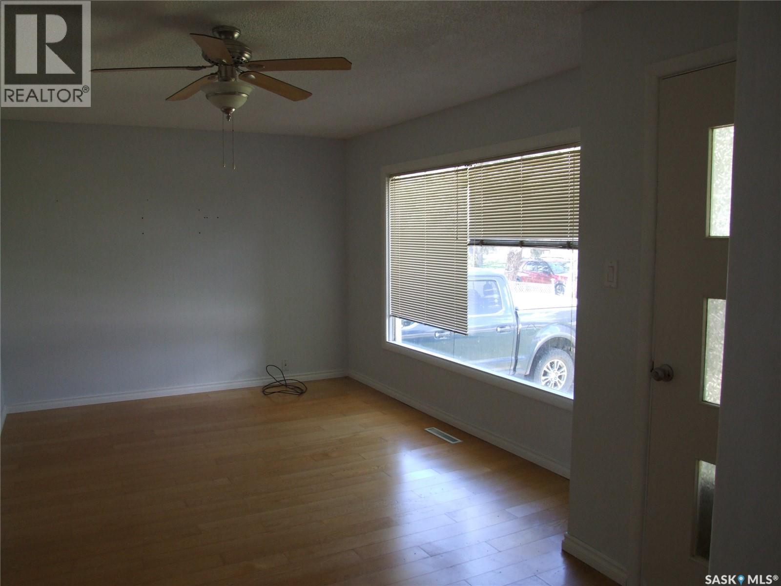 












325 3rd AVENUE E

,
Leader,




Saskatchewan
S0N1H0

