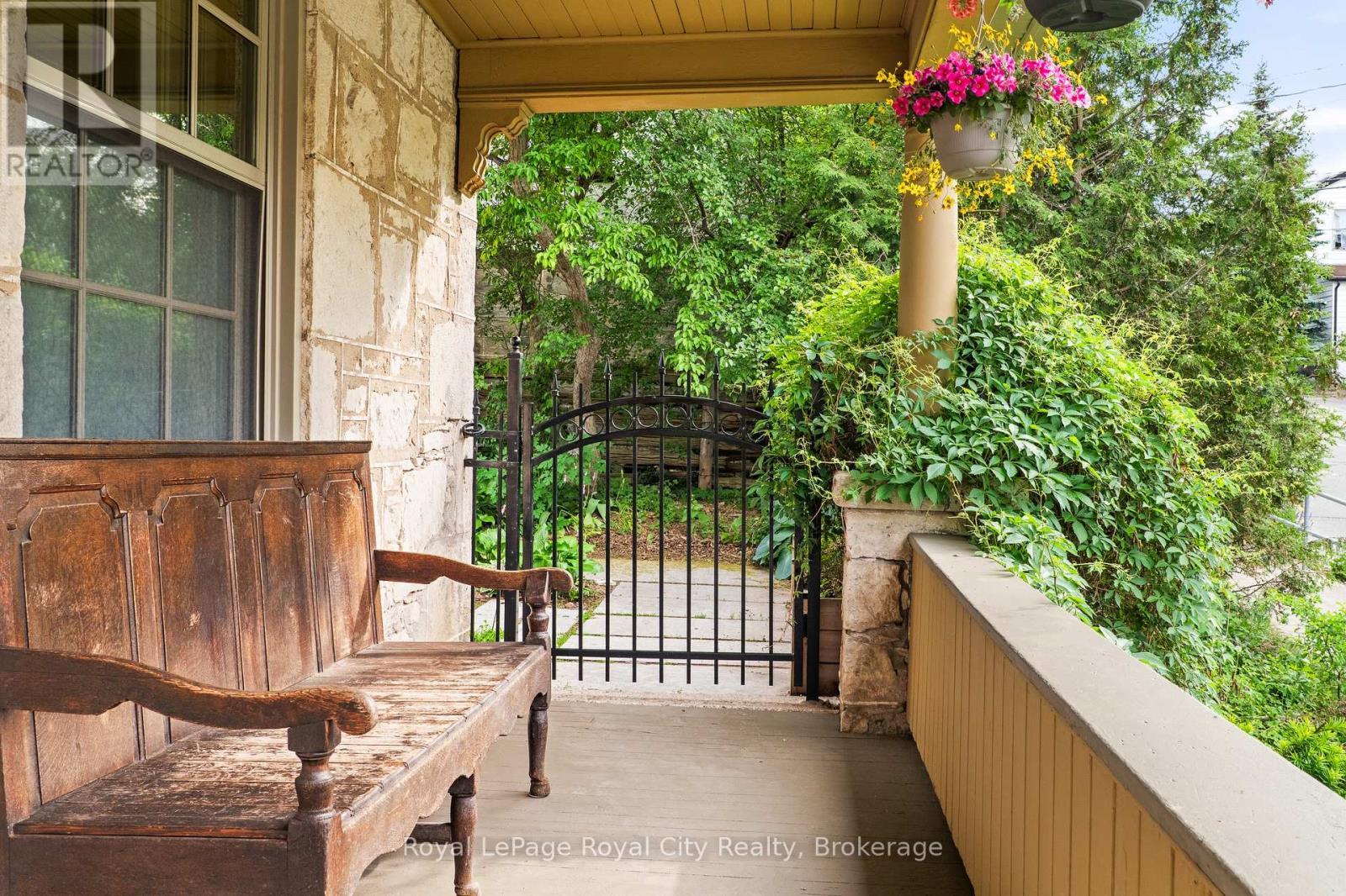 












19 LONDON ROAD E

,
Guelph (Exhibition Park),




Ontario
N1H2B2

