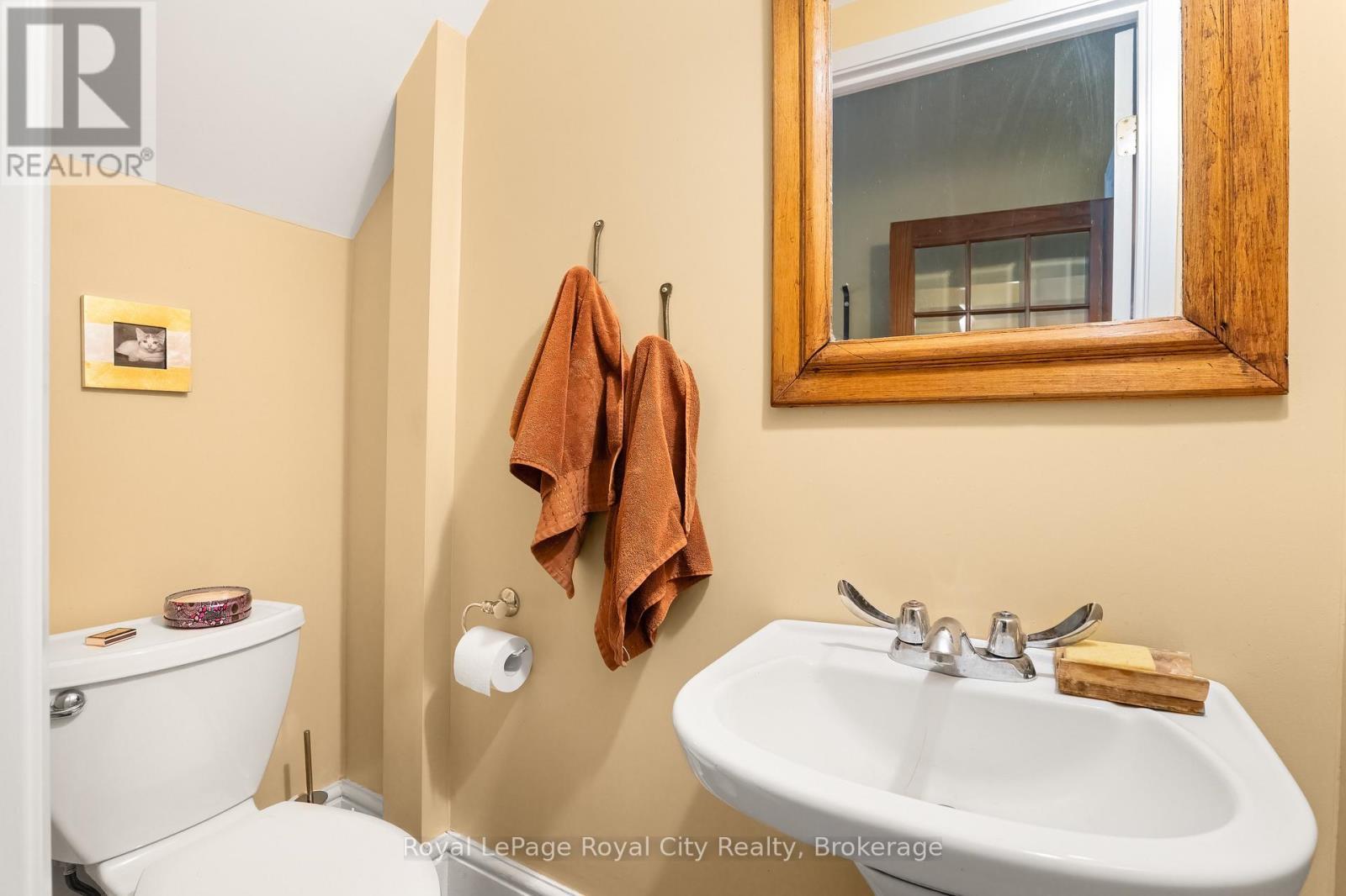 












19 LONDON ROAD E

,
Guelph (Exhibition Park),




Ontario
N1H2B2

