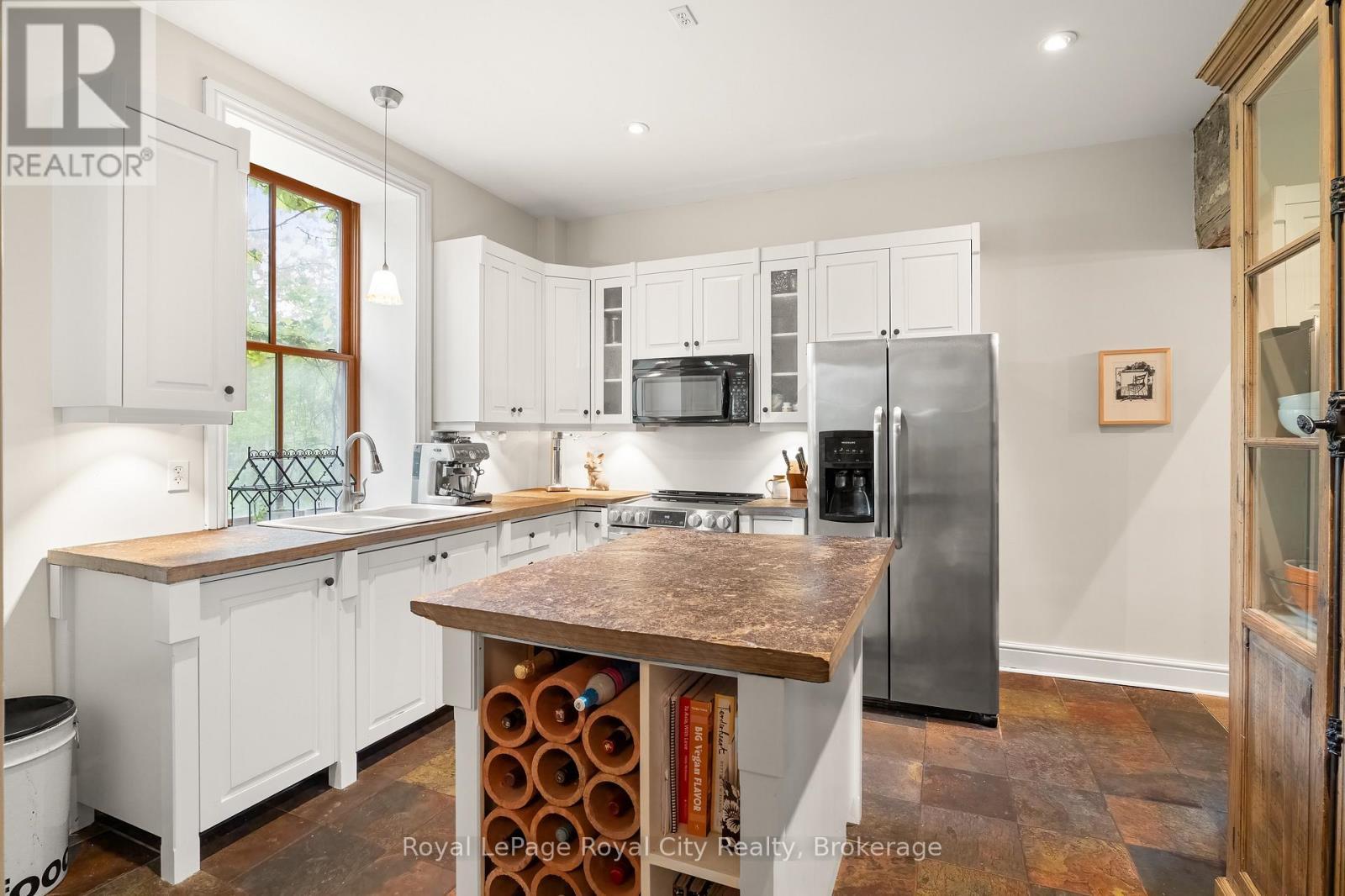 












19 LONDON ROAD E

,
Guelph (Exhibition Park),




Ontario
N1H2B2

