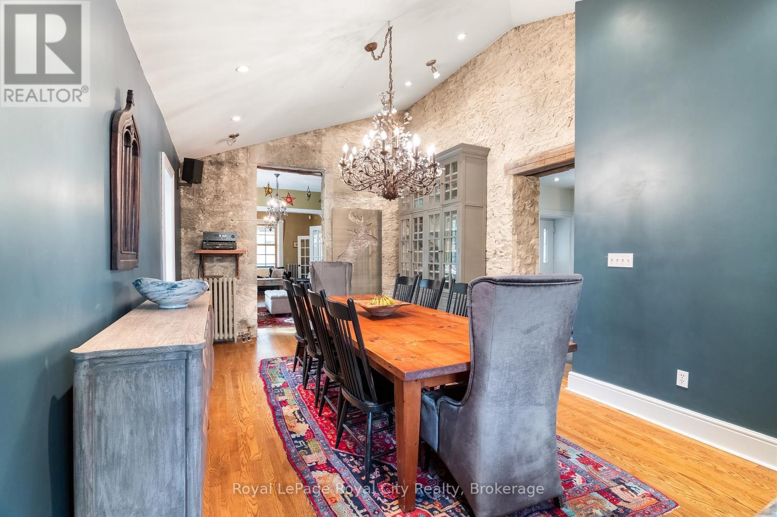 












19 LONDON ROAD E

,
Guelph (Exhibition Park),




Ontario
N1H2B2

