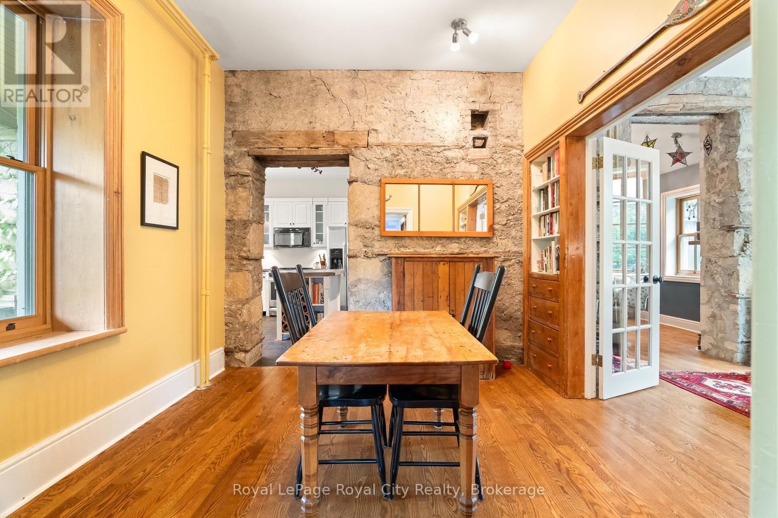 












19 LONDON ROAD E

,
Guelph (Exhibition Park),




Ontario
N1H2B2

