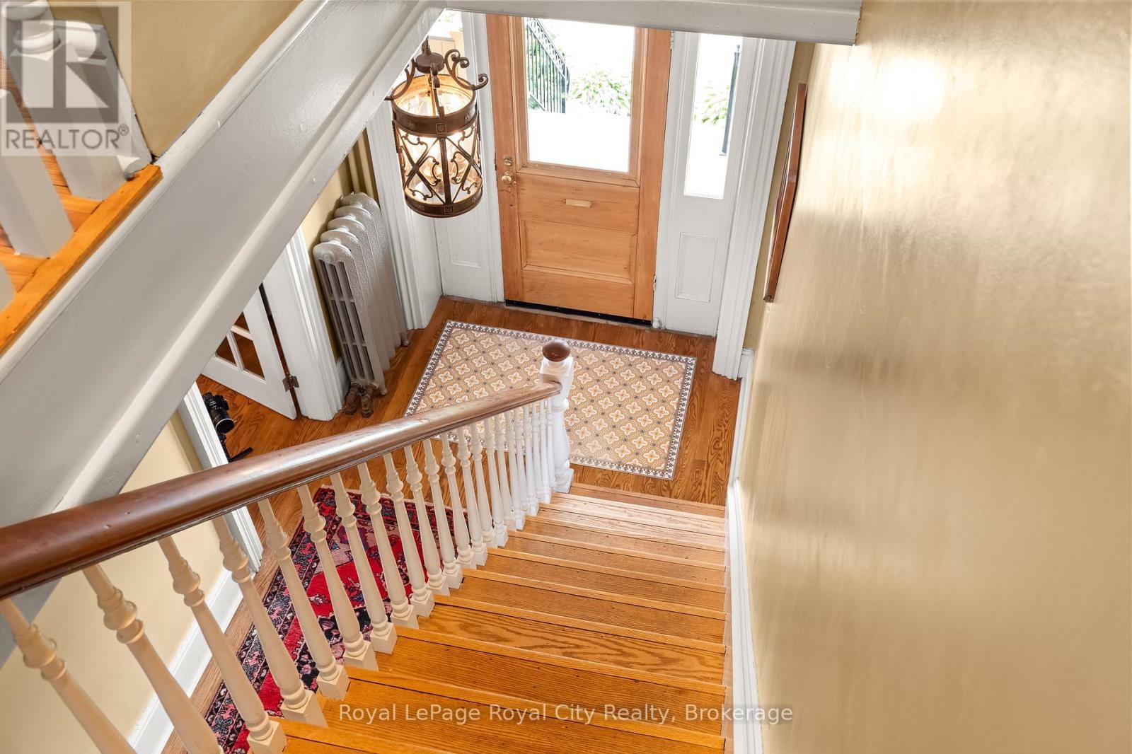 












19 LONDON ROAD E

,
Guelph (Exhibition Park),




Ontario
N1H2B2

