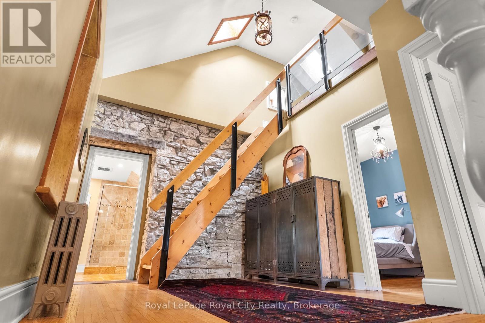 












19 LONDON ROAD E

,
Guelph (Exhibition Park),




Ontario
N1H2B2

