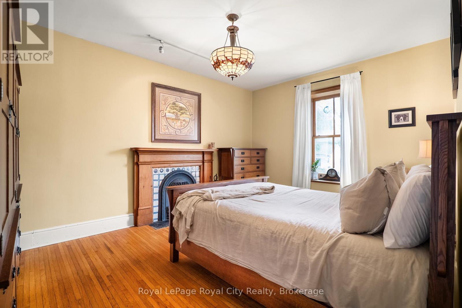 












19 LONDON ROAD E

,
Guelph (Exhibition Park),




Ontario
N1H2B2

