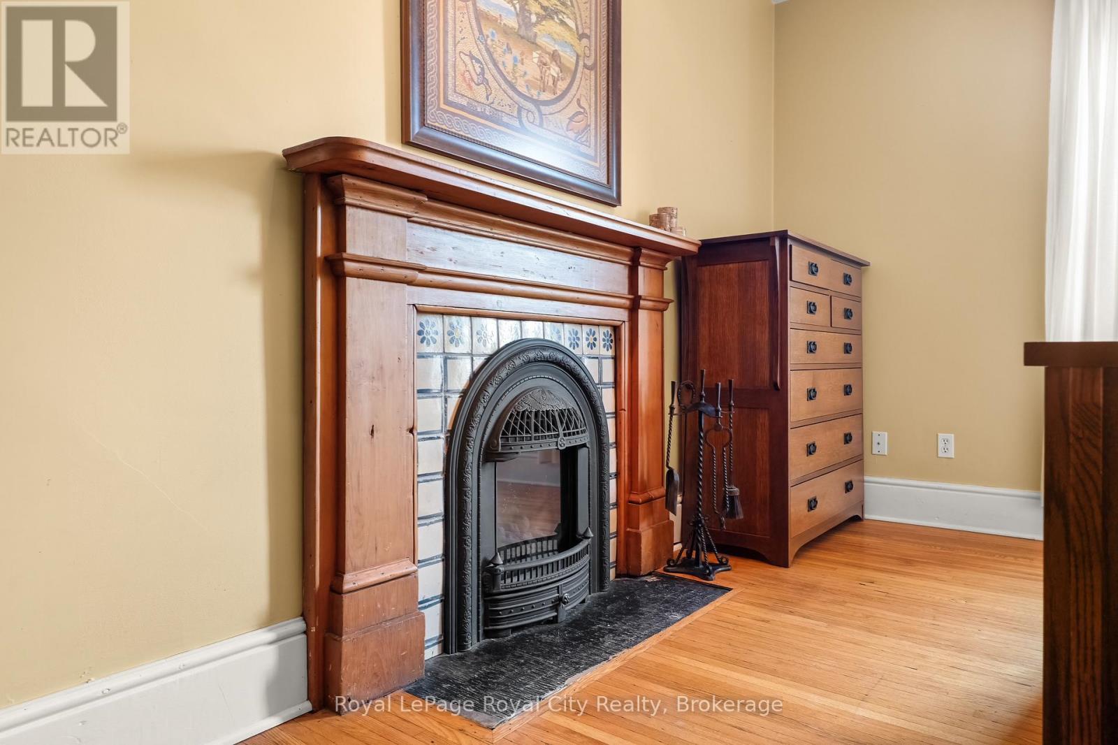 












19 LONDON ROAD E

,
Guelph (Exhibition Park),




Ontario
N1H2B2

