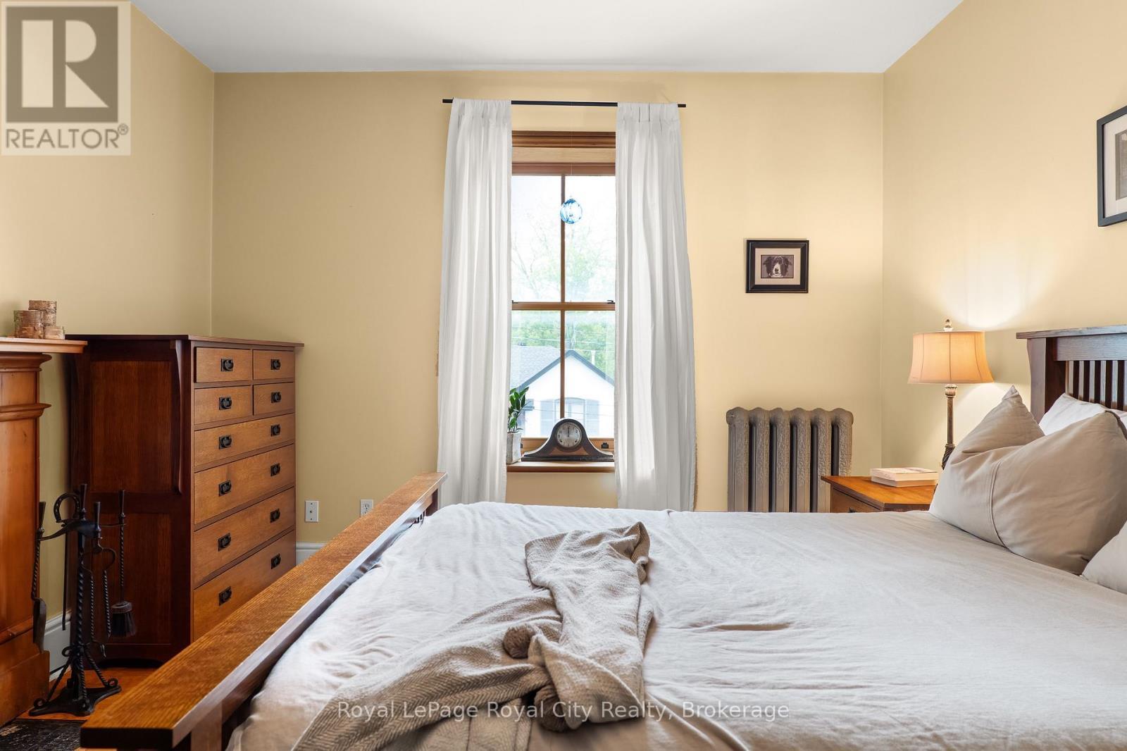 












19 LONDON ROAD E

,
Guelph (Exhibition Park),




Ontario
N1H2B2

