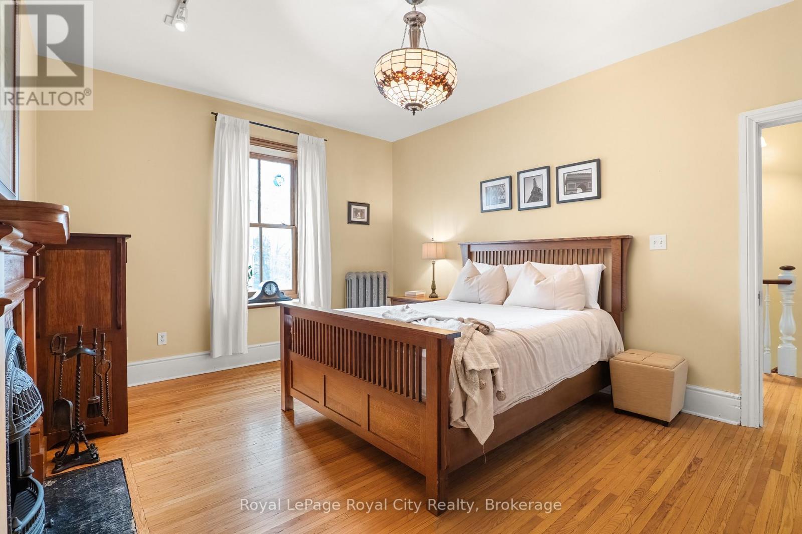 












19 LONDON ROAD E

,
Guelph (Exhibition Park),




Ontario
N1H2B2

