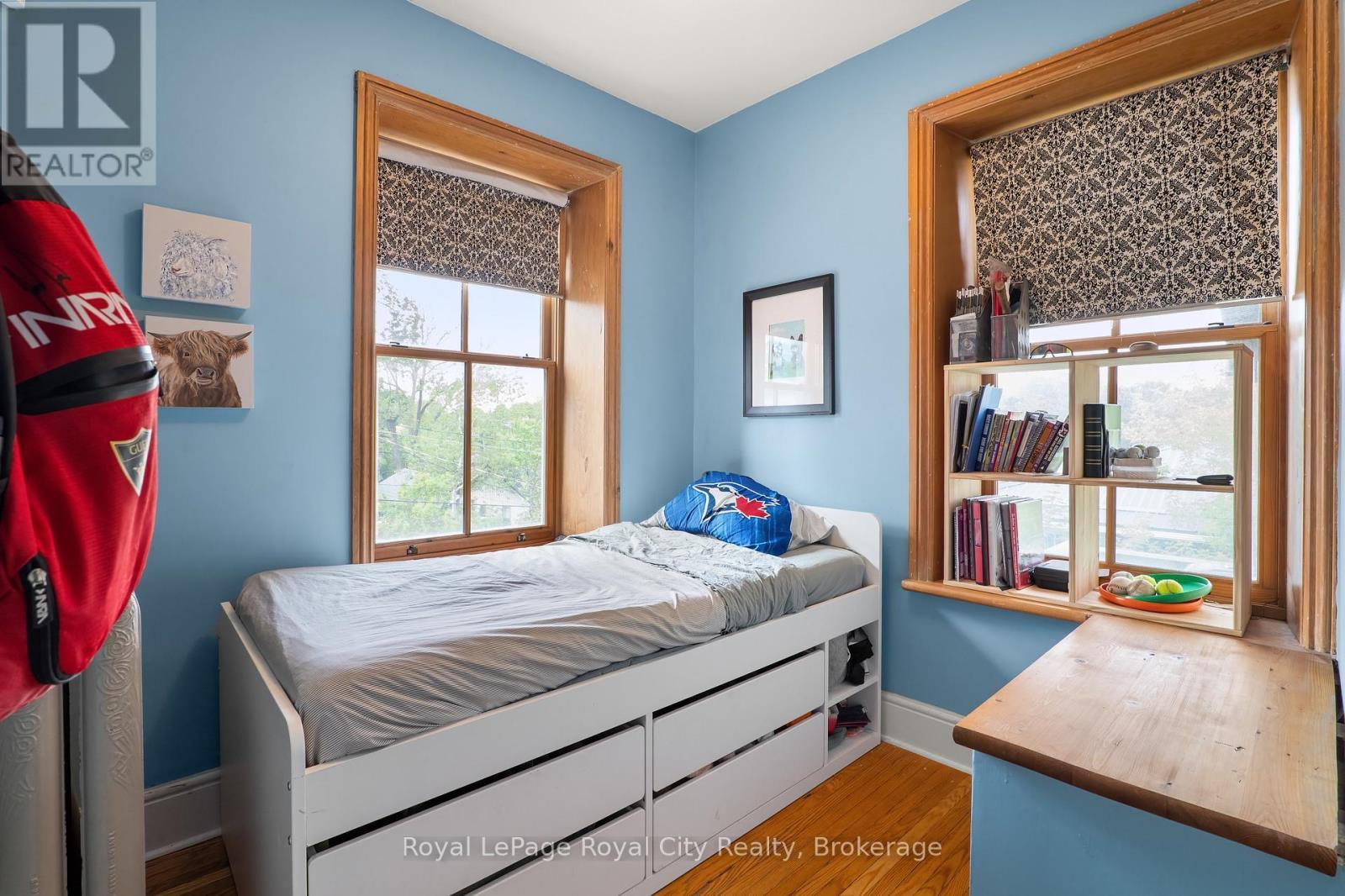 












19 LONDON ROAD E

,
Guelph (Exhibition Park),




Ontario
N1H2B2

