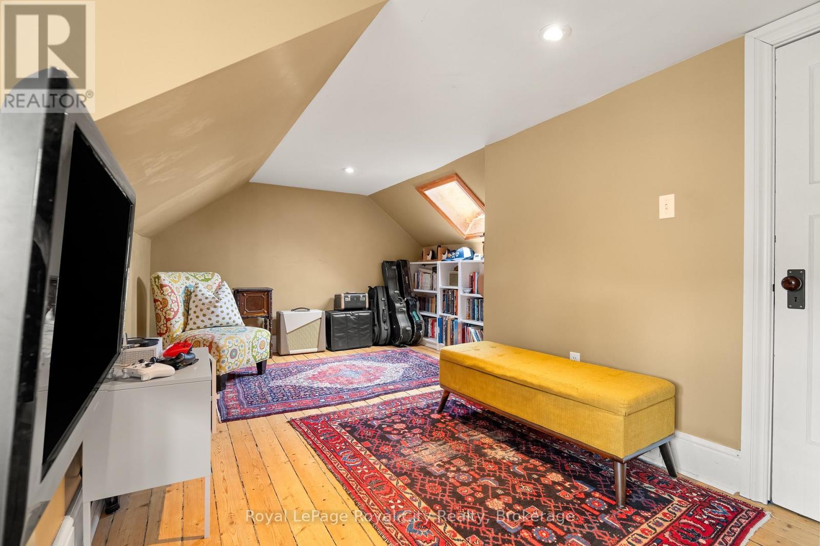 












19 LONDON ROAD E

,
Guelph (Exhibition Park),




Ontario
N1H2B2

