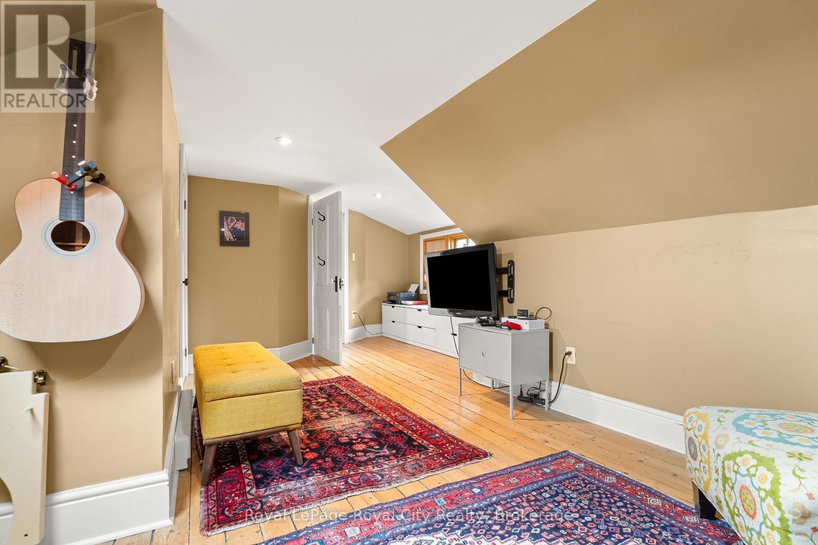 












19 LONDON ROAD E

,
Guelph (Exhibition Park),




Ontario
N1H2B2

