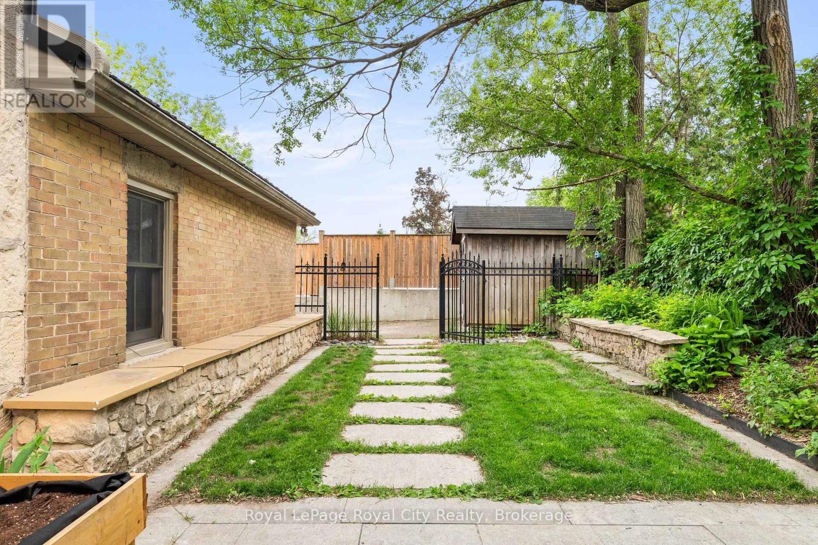 












19 LONDON ROAD E

,
Guelph (Exhibition Park),




Ontario
N1H2B2

