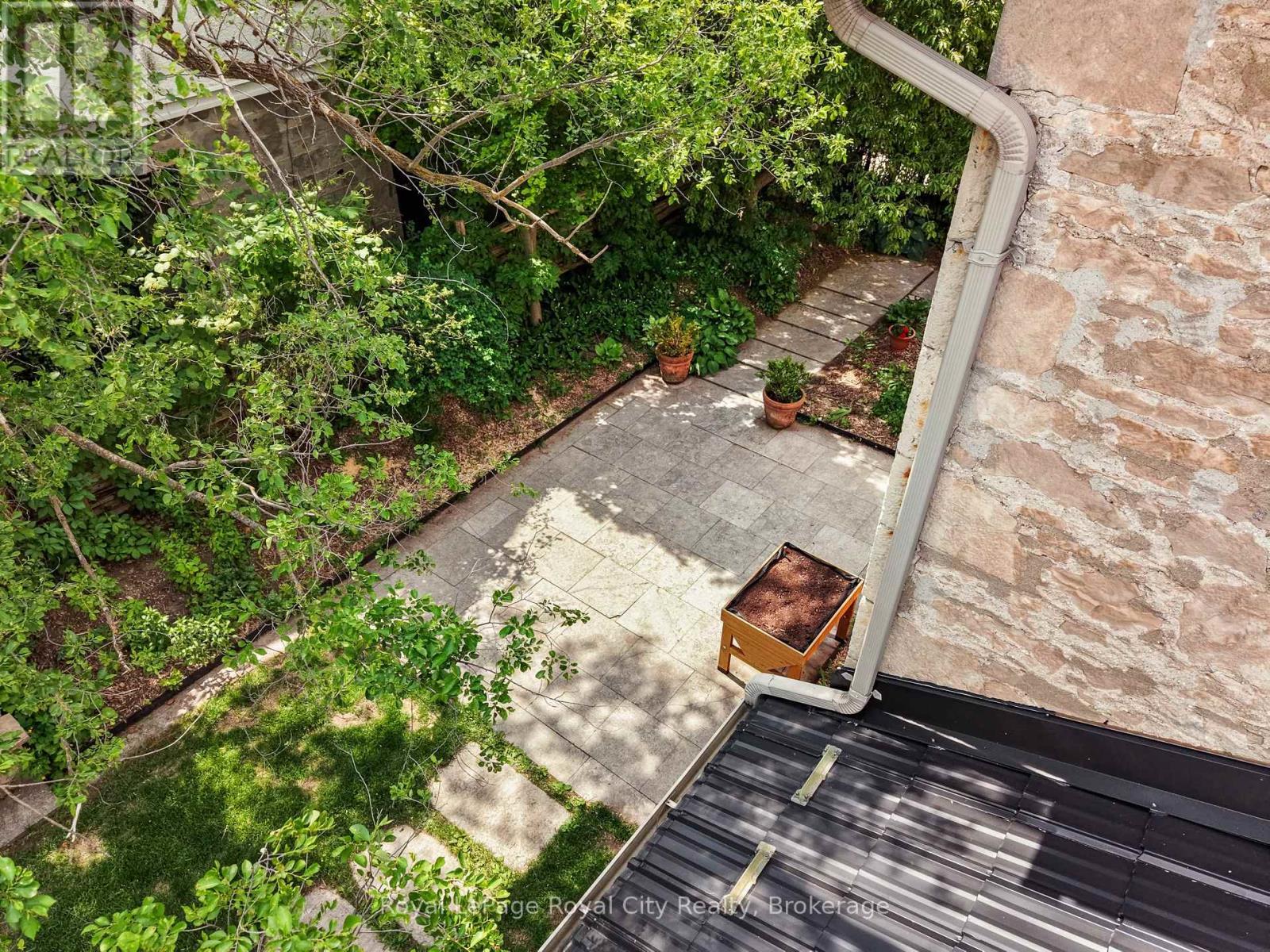 












19 LONDON ROAD E

,
Guelph (Exhibition Park),




Ontario
N1H2B2

