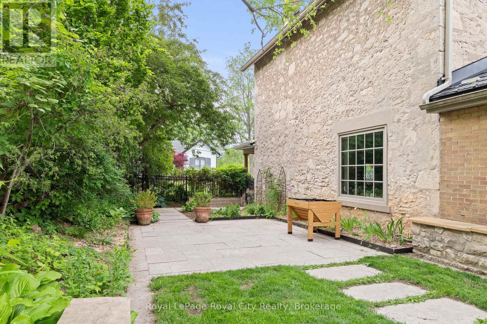 












19 LONDON ROAD E

,
Guelph (Exhibition Park),




Ontario
N1H2B2

