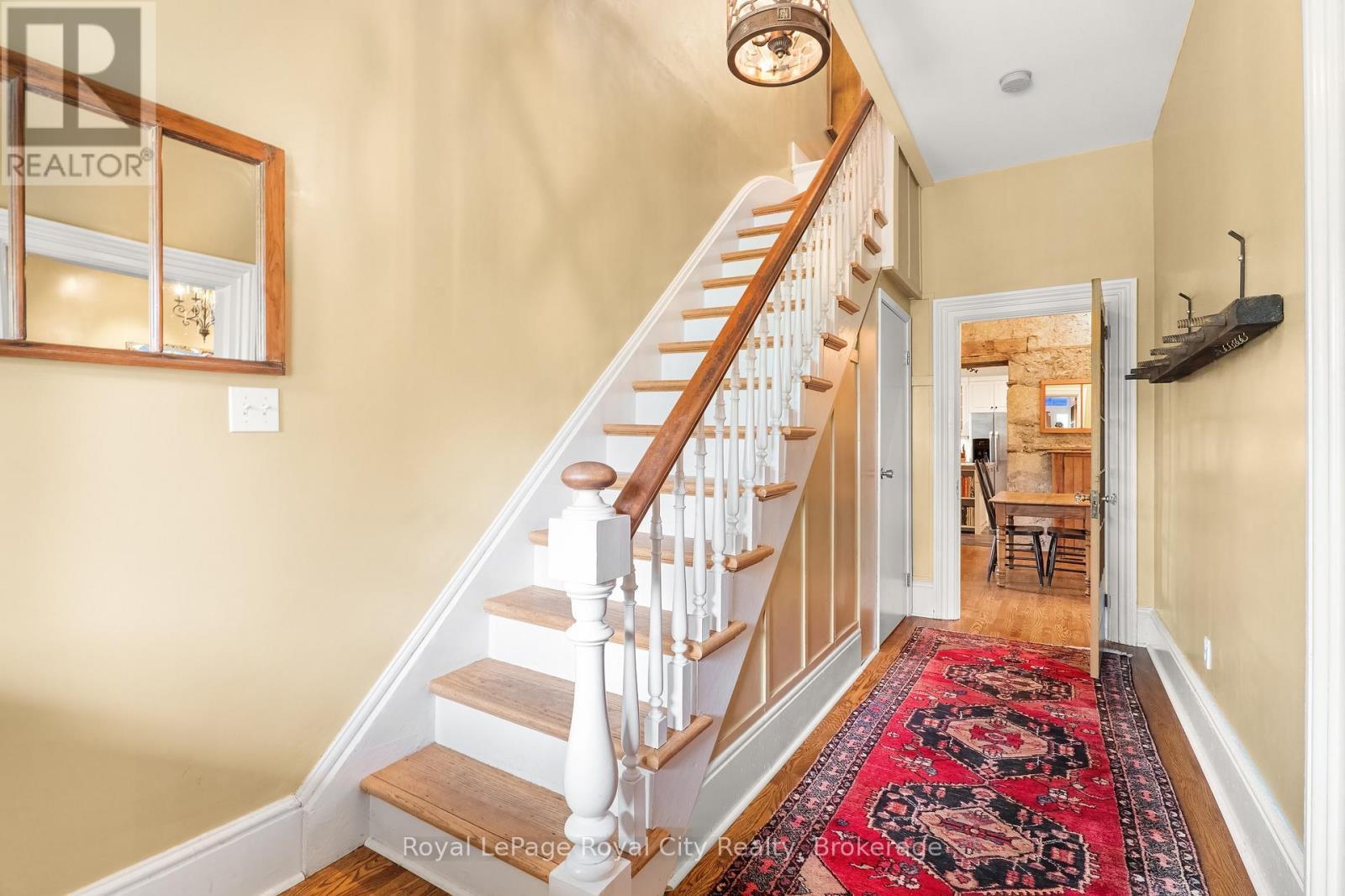 












19 LONDON ROAD E

,
Guelph (Exhibition Park),




Ontario
N1H2B2

