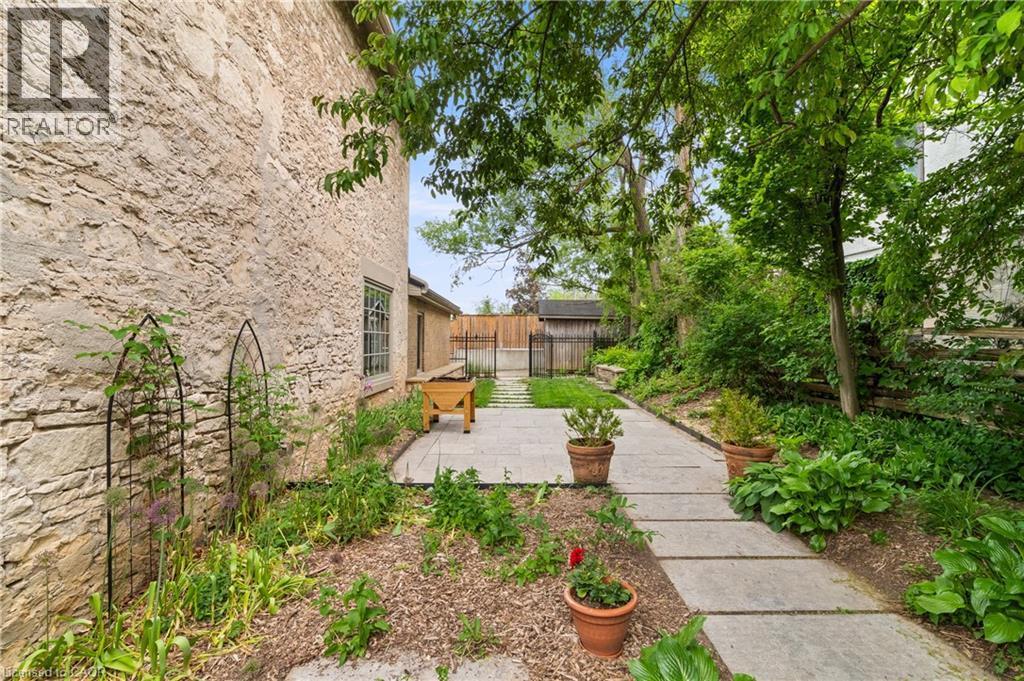 












19 LONDON Road E

,
Guelph,




Ontario
N1H2B2

