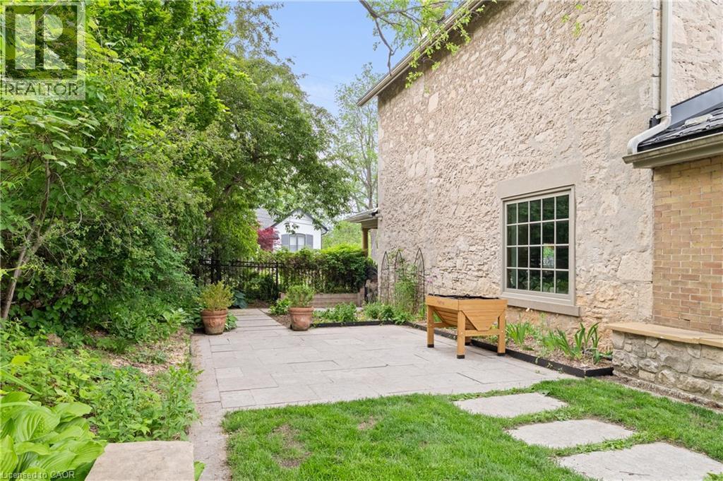 












19 LONDON Road E

,
Guelph,




Ontario
N1H2B2

