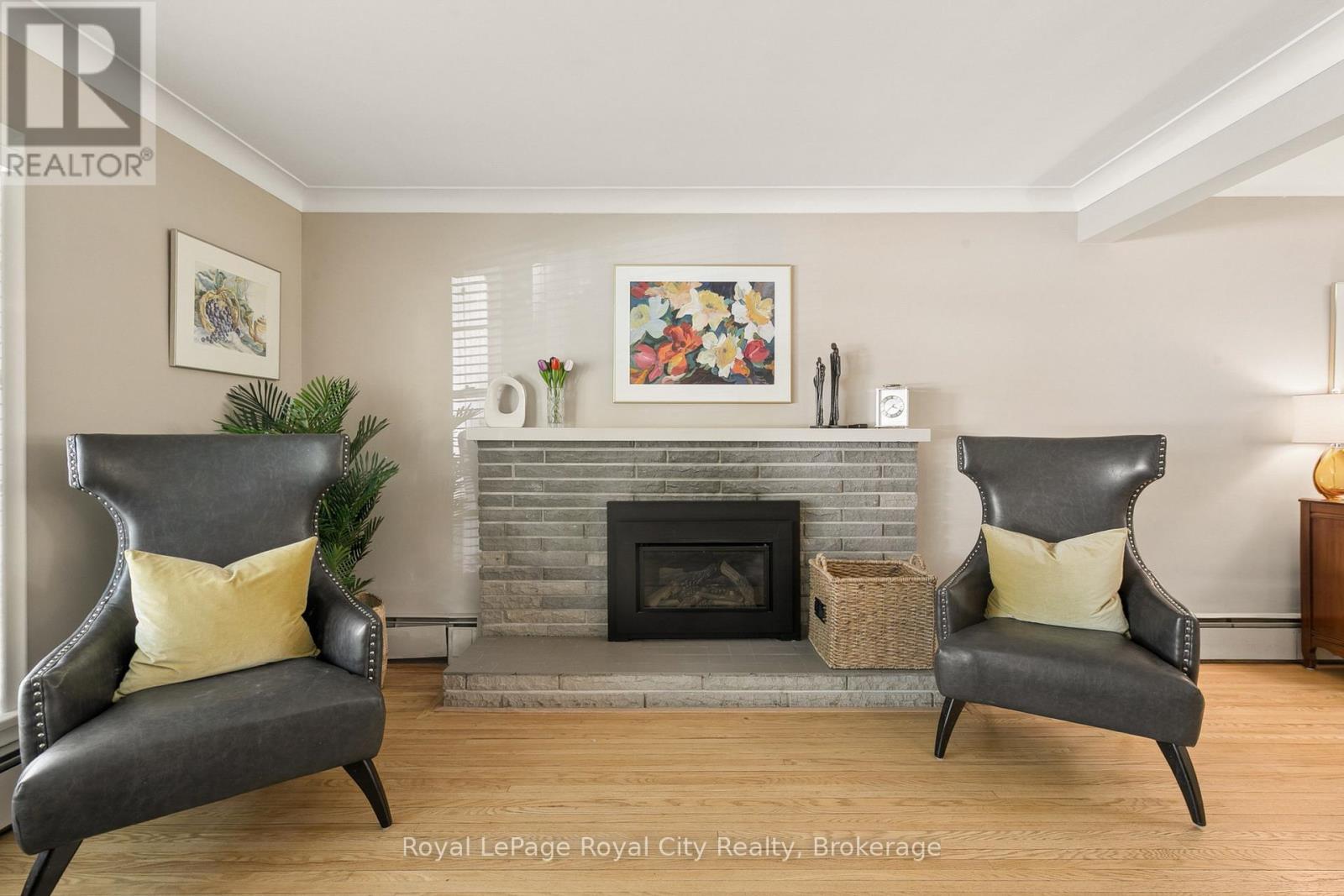 












120 HILL STREET E

,
Centre Wellington (Fergus),




Ontario
N1M1G9

